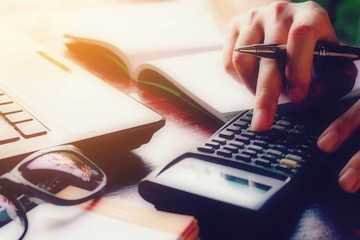 Umožňuje okamžitý přístup k finančním prostředkům a nabízí flexibilitu v řízení osobních financí.